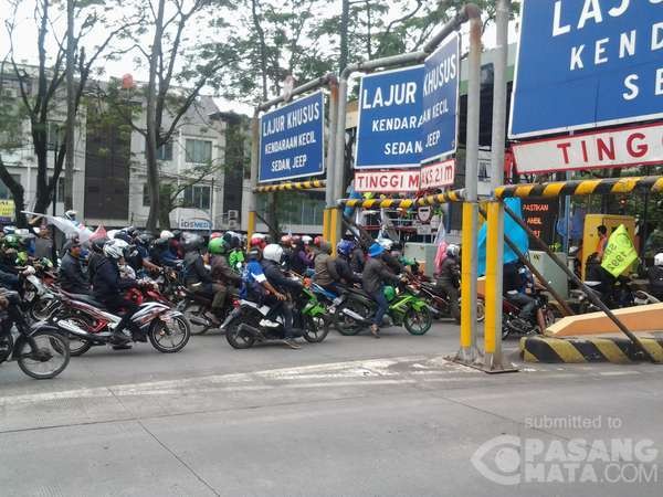Buruh Pakai Motor Terobos Tol Pasteur dan Cimahi Bikin Petugas Kelabakan