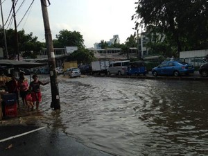 Banjir Masih Menggenangi Jl Gunung Sahari arah Senen, Pemotor Banyak yang Menyerah