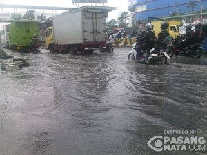 Banjir Masih Genangi Jalan Depan WTC Mangga Dua, Lalin Macet