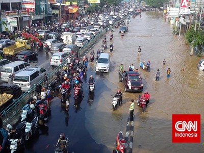 Banjir Rendam Jalan Abdullah Syafei