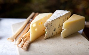 Aroma Menyengat Keju Cheddar dan Blue Cheese Merupakan Hasil Kerja Bakteri dan Jamur