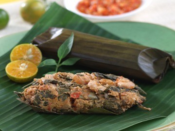 Pedas Gurih Pepes Udang dan Ikan yang Praktis dan Enak