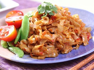 Daripada Jajan, Bikin Yamien dan Mie Kangkung Sendiri untuk Makan Siang
