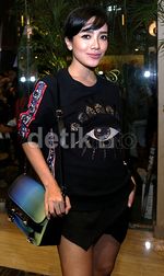 Baju Mata Satu Dea Ananda
