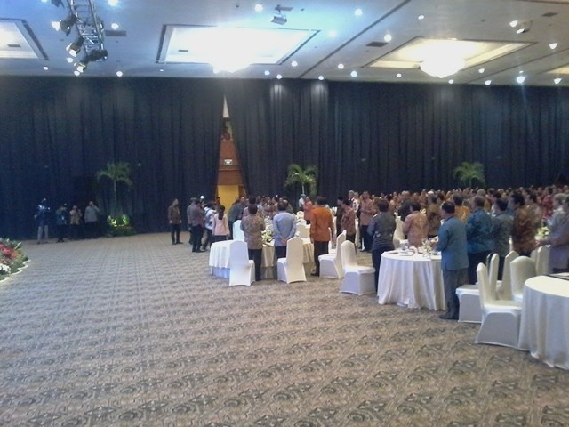 Di JCC, Jokowi Makan Malam Bareng Gubernur BI dan Para Bankir