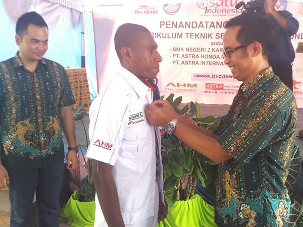 Honda Ajari SMK Papua Teknik Sepeda Motor