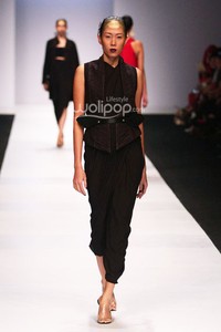 Oscar Lawalata The Ceremony of Java. Jakarta Fashion Week 2015 at Senayan City. Jakarta. [Foto: Mohammad Abduh/Wolipop]