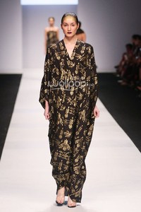 Oscar Lawalata The Ceremony of Java. Jakarta Fashion Week 2015 at Senayan City. Jakarta. [Foto: Mohammad Abduh/Wolipop]