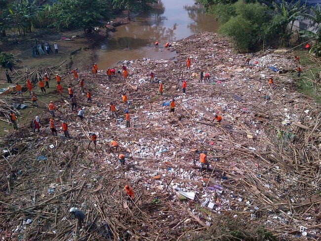 3 Penampakan Pulau Sampah yang Terbentuk di Atas Sungai Ciliwung