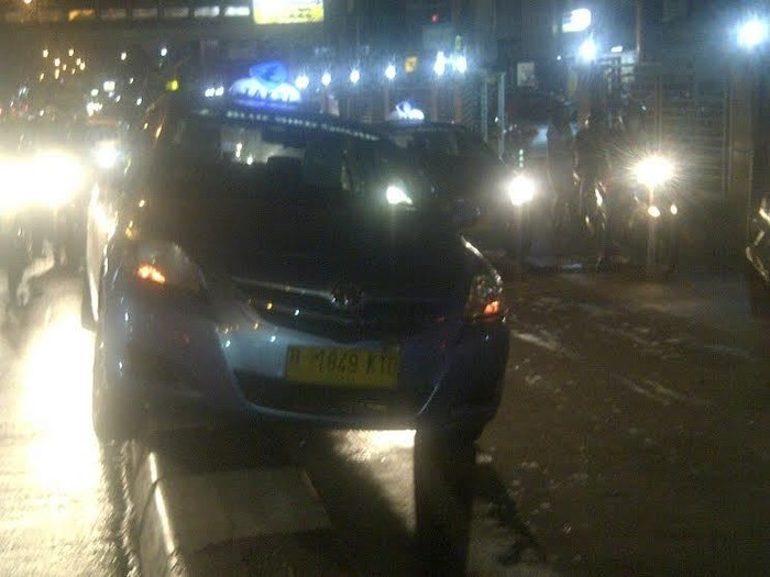 Taksi Nyangkut di Separator, Lalin Jl Margonda Raya Macet