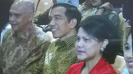 Senyum Jokowi Menyaksikan Kaesang Terima Gelar Akademik