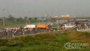Penampakan Gerbang Tol Cikarang yang Kacau Akibat Diblokir Buruh