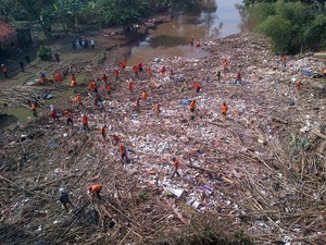 Pulau Sampah Terbentuk di Atas Sungai Ciliwung Setelah Banjir Surut