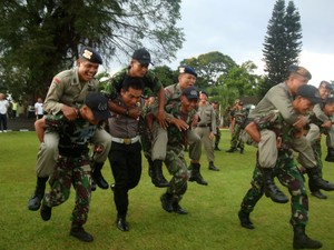 Serunya Lomba Lari Gendong TNI-Polri untuk Jalin Keakraban
