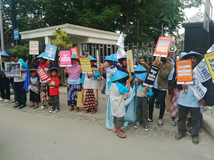Ibu dan Anak-anak Bercaping Demo di Depan Kantor Menteri Susi