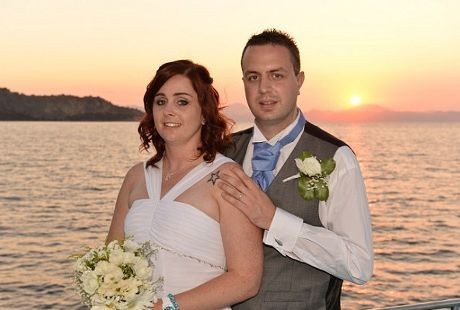 Keracunan Makanan, Pasangan Ini Sibuk Menahan Muntah di Hari Pernikahannya