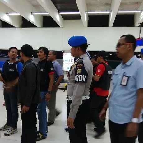 Jelang Kedatangan Jean, Polisi Bersenjata Siaga di Bandara 