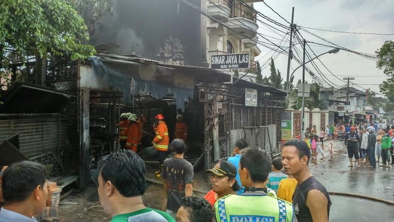 Gara gara Mesin  Ngadat Bengkel  Las di  Jl Samali Kalibata 