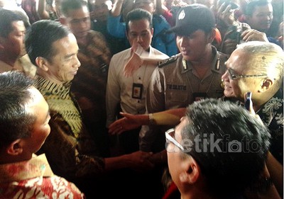 Warga Berebut Salami Jokowi di Bandara Cengkareng