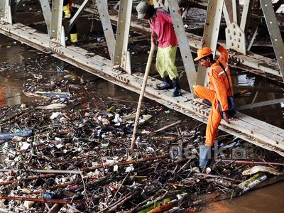 Tumpukan Sampah di Sungai Ciliwung Dibersihkan