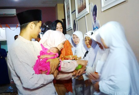 Bahagianya Ricky Harun Gelar Aqiqah Putri Pertama