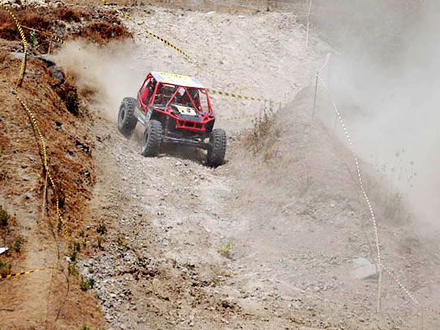Adu Cepat Taklukkan Ganasnya Gunung Prahu