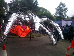 Selfie dengan Robot Jari Raksasa dan Dinosaurus Seng di Pasar Seni ITB