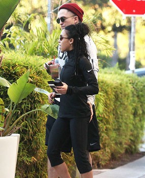 Ups! Robert Pattinson Kepergok Pegang Bokong Pacar di Jalan