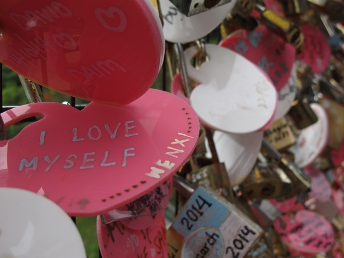 Begini Jadinya Kalau Jomblo Pasang Gembok Cinta