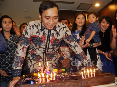 Ibas Rayakan Ultah ke-34 di DPR