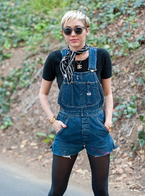 Miley Cyrus Topless Saat Rayakan Ultah ke-22 Bareng Pacar