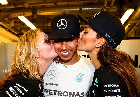 Dua Wanita Penyemangat Hamilton di Abu Dhabi