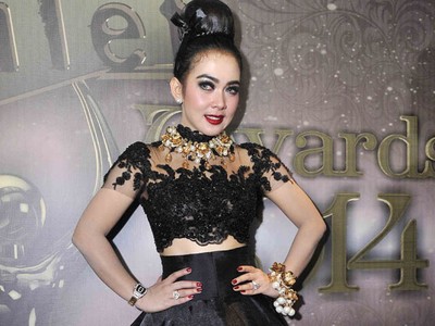 Ini Gaya Kirab Kencana Syahrini yang Mencetarkan