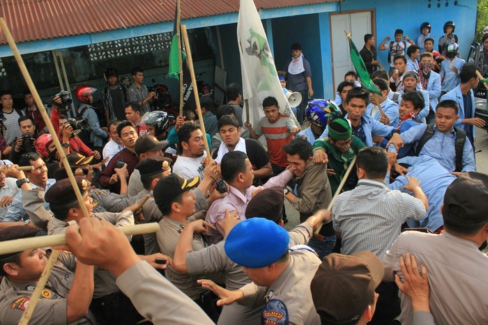 Polisi Bubarkan Demo Mahasiswa Di Rri Pekanbaru