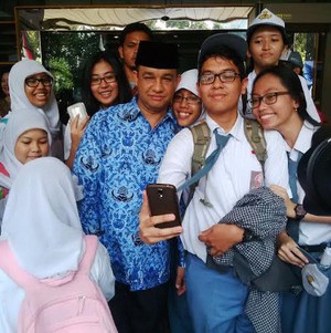 Usai Upacara Hari Guru, Anies Layani Selfie Puluhan Siswa di Kemendikbud