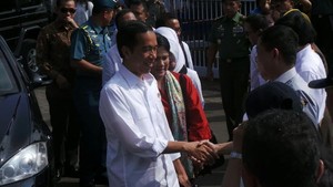 Tiba di Pelabuhan Merak, Presiden Jokowi Tinjau Loket Penjualan Tiket