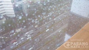 Hujan Deras Mulai Sapa Kawasan Jakarta Selatan