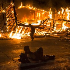 Kerusuhan Pecah di Ferguson, Belasan Gedung Dibakar dan 29 Orang Ditangkap