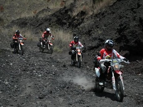 Viar Cross X 200 SE Menari di Taman Lava