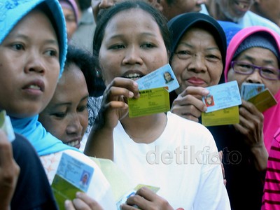 Warga Depok Antre Dana Kompensasi Kenaikan BBM