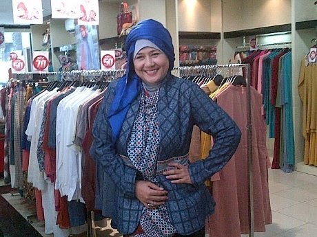 Ria Irawan Pakai Turban untuk Tutupi Kebotakan karena Kanker