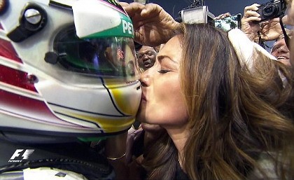 Tangis dan Ciuman Mesra Nicole Scherzinger untuk Kemenangan Lewis Hamilton