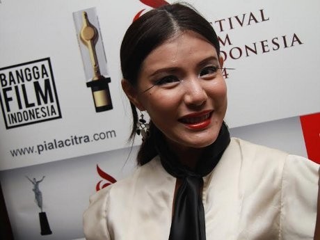 Olga Lydia Nyentrik dengan Bulu Mata 10 Cm