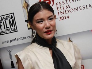 Olga Lydia Nyentrik dengan Bulu Mata 10 Cm