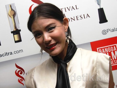 Olga Lydia Pakai Bulu Mata 10 Cm