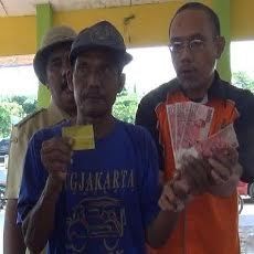 Kartu Perlindungan Sosial yang Digadaikan Warga Ditebus Kecamatan Babat