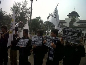 Demonstran Sindir Parpol yang Pernah Tolak Kenaikan Harga BBM