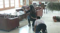 Salah satu adegan saat rumah boss agen rahasia Indro Warkop diserang helikopter tempur.