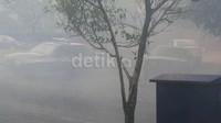 Kobaran api dengan kepulan asap tebal menghiasi adegan.