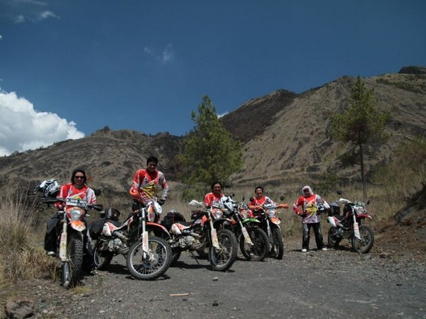 Viar Cross X 200 SE Menari di Taman Lava